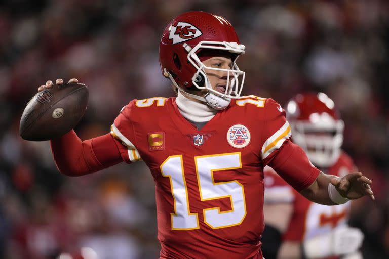 El quarterback de los Chiefs de Kansas City Patrick Mahomes busca a quién lanzar el balón en el duelo de campeonato de la Conferencia Americana ante los Bengals de Cincinnati el domingo 29 de enero del 2023. (AP Foto/Jeff Roberson)