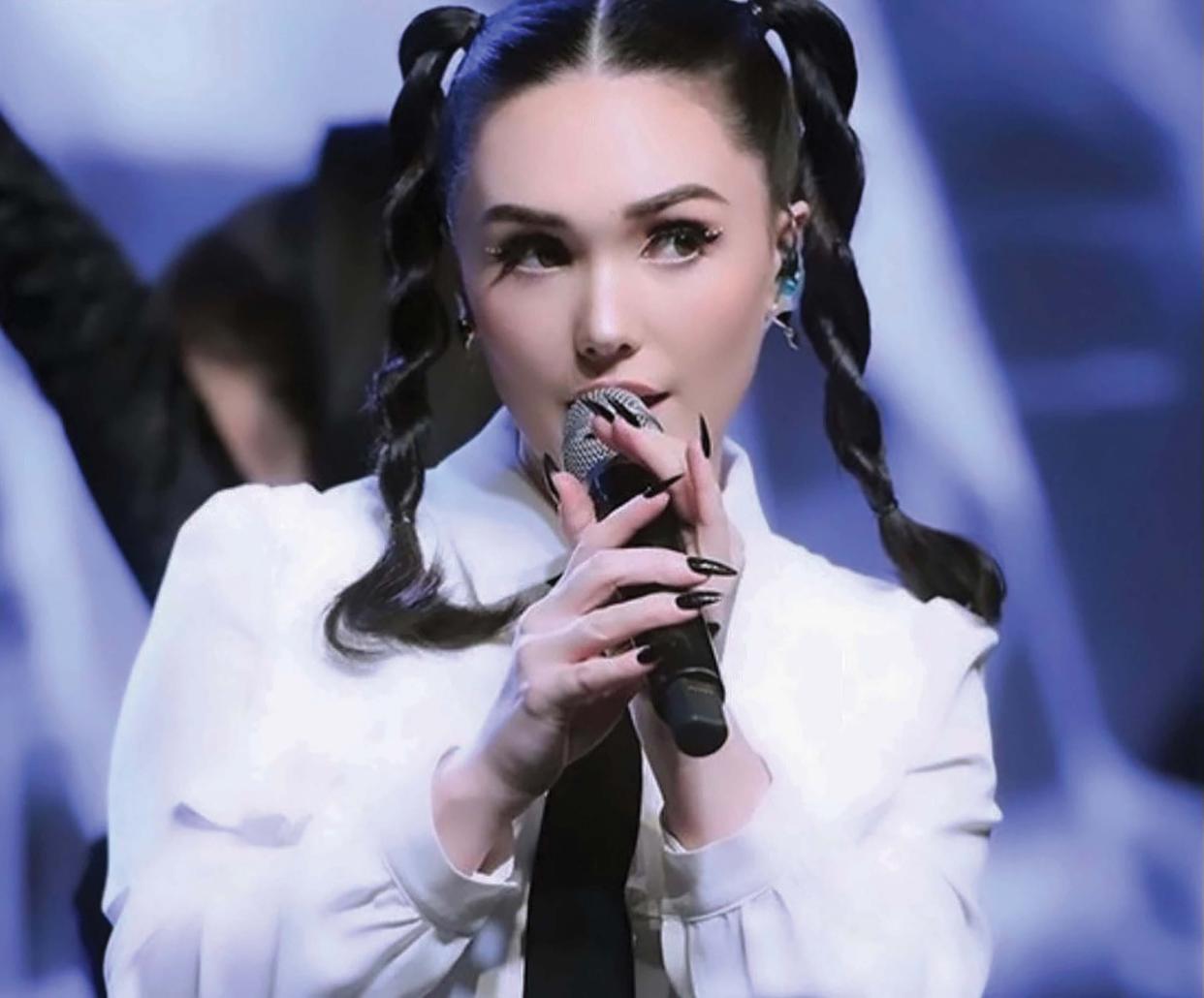 Lauren Frawley performing her song “Girl in the Mirror” in South Korea during a show with Hong Jin-young in December 2022.