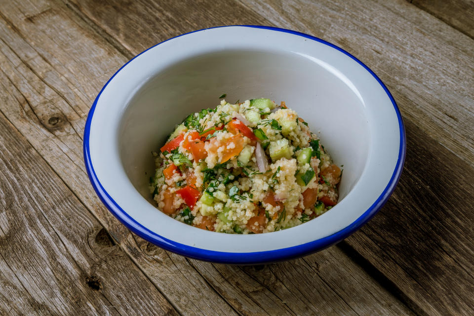 El tabulé, la ensalada árabe más famosa, llegó a las estanterías de Mercadona hace unos años, pero la receta, que contenía cuscús, verduras frescas, uvas pasas y otros ingredientes, no terminó de convencer a la clientela y la empresa valenciana la retiró del mercado por su poco éxito de ventas. (Foto: Getty Images).