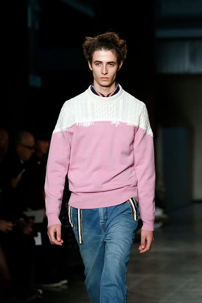 <p>Un sweater mitad blanco y mitad rosa, puede ser una buena forma de incorporar ese tono a tu atuendo y hacerlo más combinable con otras prendas. – <em>Foto: Thierry Chesnot / Stringer / Getty Images</em> </p>