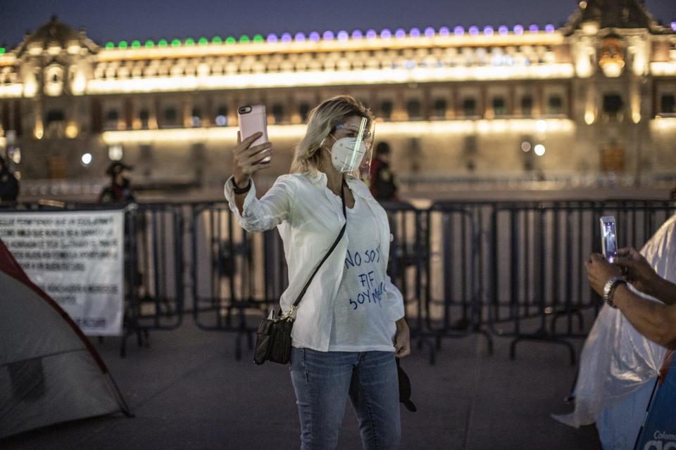 Aspectos del campamento instalado en el Zócalo de la capital mexicana por un grupo que pide la renuncia del presidente Andrés Manuel López Obrador (Frente Nacional Anti-AMLO, FRENAAA).  |   Foto: Carlo Echegoyen / Animal Político 