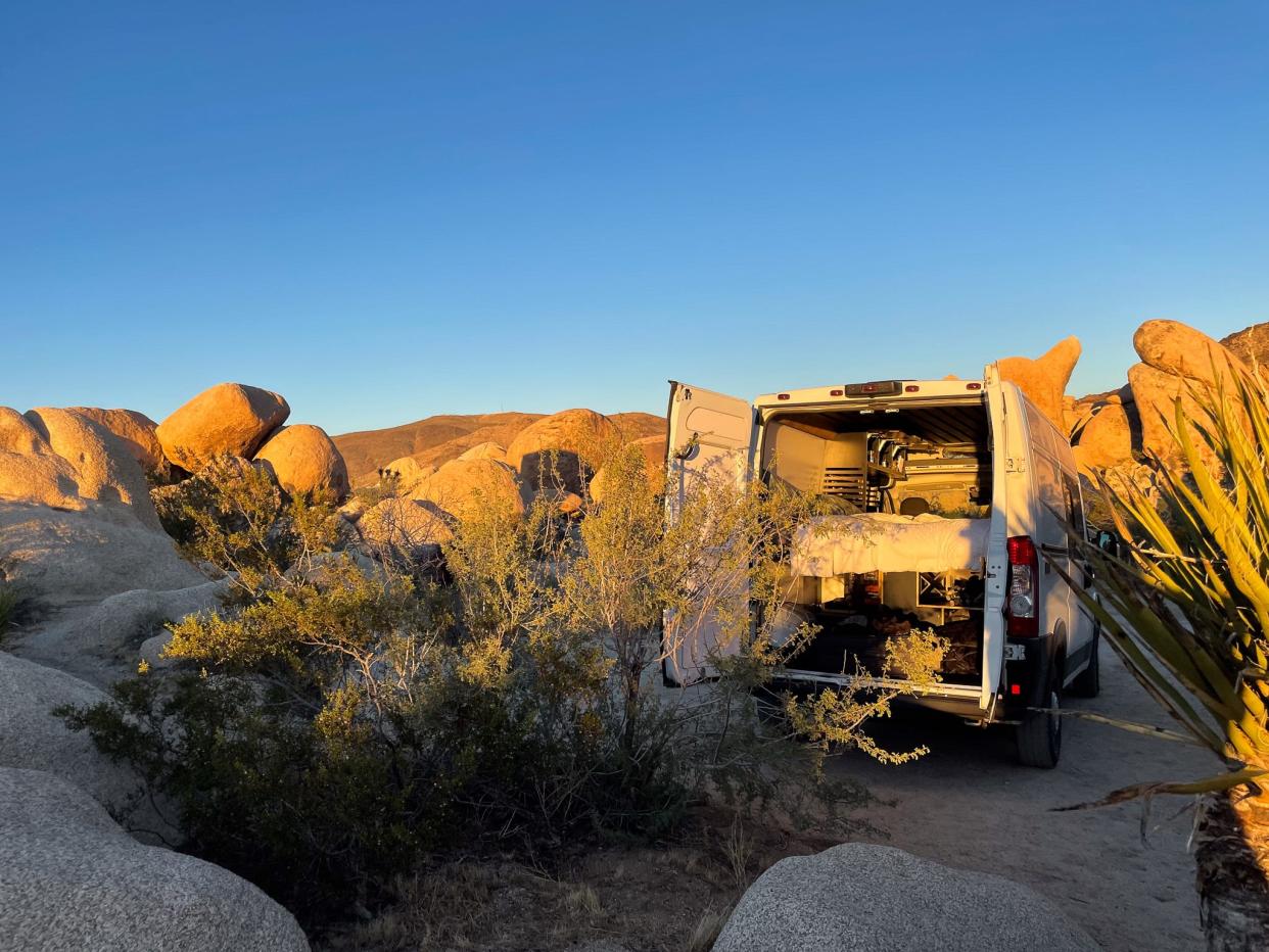 Das Wohnmobil der Autorin im Joshua Tree National Park geparkt. - Copyright: Monica Humphries/Business Insider