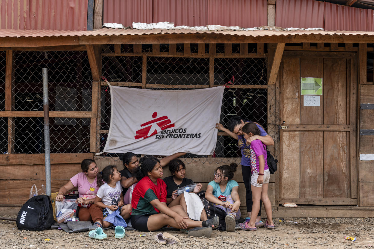 Personas de Venezuela, Ecuador, Haití, Colombia y otros países hacen fila afuera de una comunidad indígena al final de la selva, rumbo a Estados Unidos. (Federico Rios/The New York Times)
