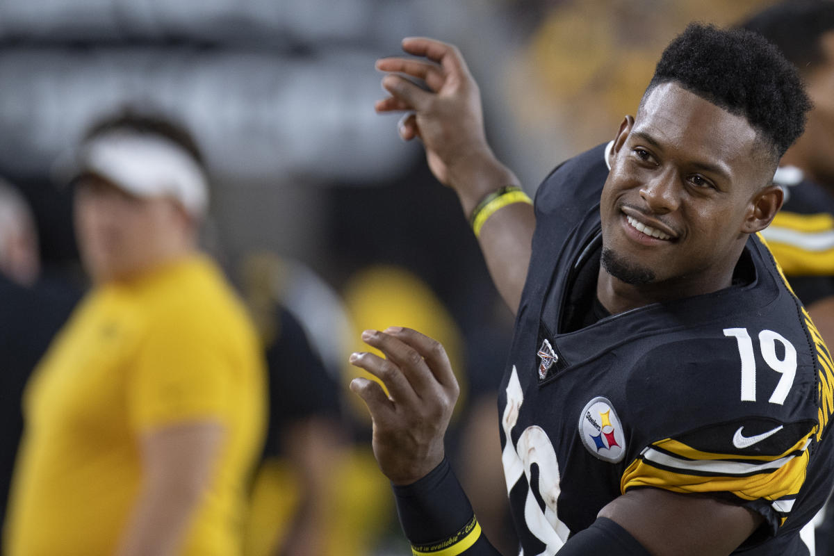 Steelers' JuJu Smith-Schuster takes nearly 200 kids to the movies