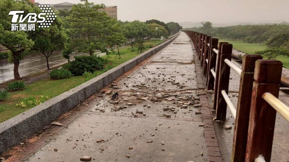 劉男在苗栗市經國路河堤慢跑遭雷擊，水泥地面也一片碎裂。（圖／TVBS）