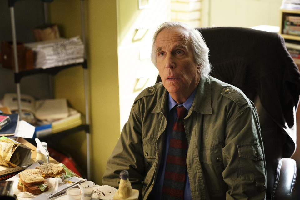 En esta imagen difundida por HBO, Henry Winkler en una escena de la serie "Barry". (HBO via AP)