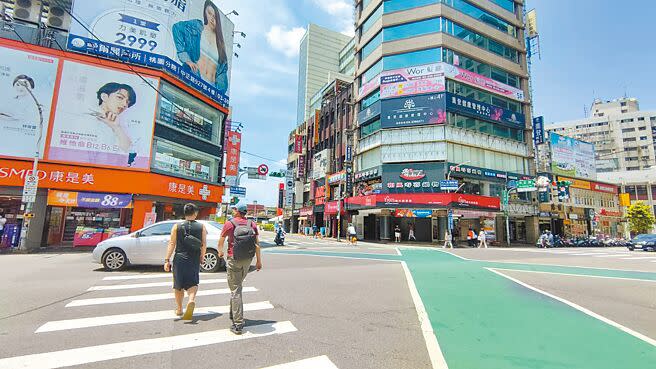 桃園站前商圈理事長張永隆指出，這波疫情比去年5月還嚴重，4、5月疫情開始升溫後，店家陸續受到衝擊。（賴佑維攝）