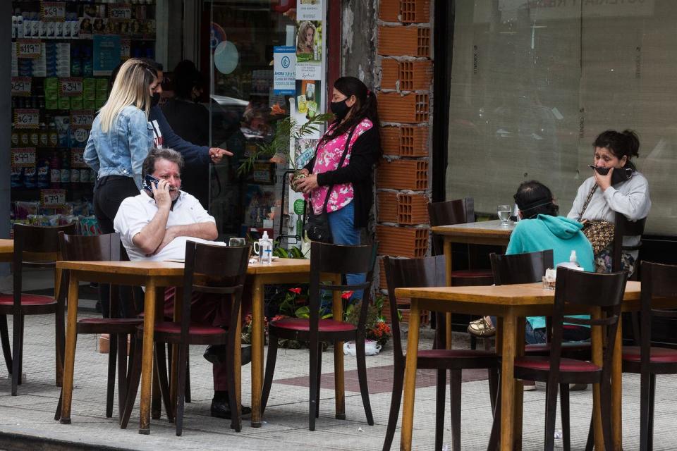 Un bar con mesas a la calle, en Morón