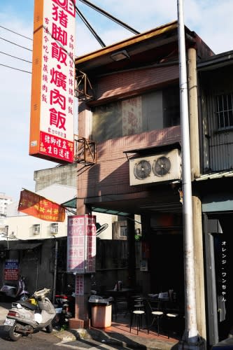 【台中散策食記】今日小吃爌肉飯‧豬腳飯 忠孝路│東區：忠孝路甘蔗滷汁家傳老字號～爌肉肥瘦分明軟嫩滋味(就是口味重鹹膩了些)～二十元味噌湯料好實在夠味！不算最出色可偶爾一嘗！