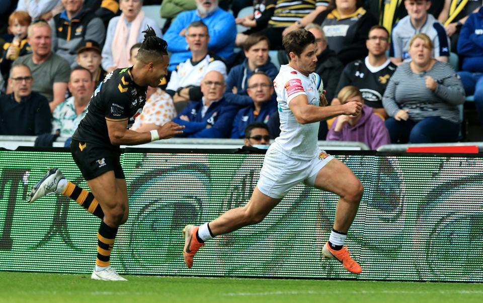 Facundo Cordero of Exeter Chiefs breaks clear to score their second try during the Gallagher Premiership Rugby match between Wasps and Exeter Chiefs at The Coventry Building Society Arena on October 16, 2021 in Coventry, England. - GETTY IMAGES