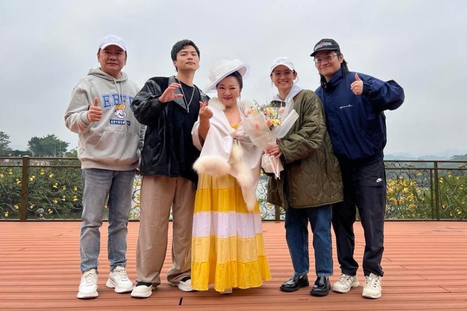 ▲袁小迪 (左一)、「落日飛車」主唱國國 (右一) 到MV拍攝現場探班。
