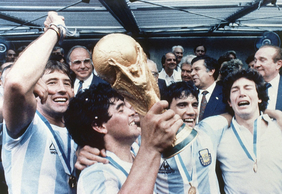 Diego Maradona celebra el final de la Copa del Mundo 1986 en el estadio Atzeca de México. (AP Photo)