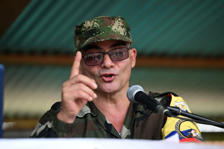 Foto de archivo del comandante del principal grupo de las disidencias de las FARC, alias Iván Mordisco (C), durante un encuentro con comunidades locales en San Vicente del Caguán, el el departamento de Caqueta, Colombia, el 16 de abril de 2023 (JOAQUIN SARMIENTO)