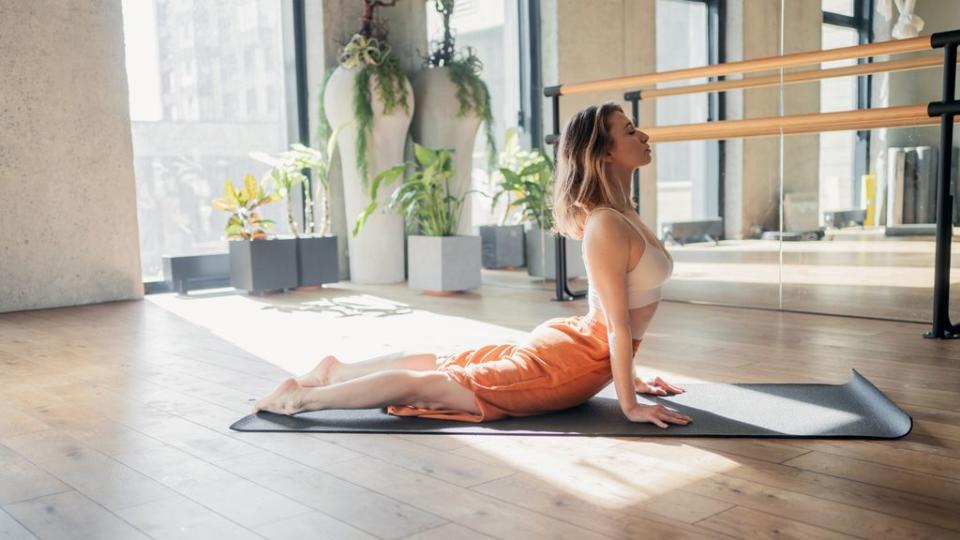 mujer haciendo yoga