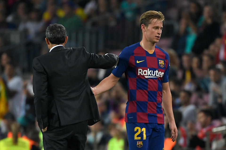 Frenkie de Jong es felicitado por Ernesto Valverde tras ser sustituido durante un partido del Barcelona esta temporada. (Foto: Lluis Gene / AFP / Getty Images).