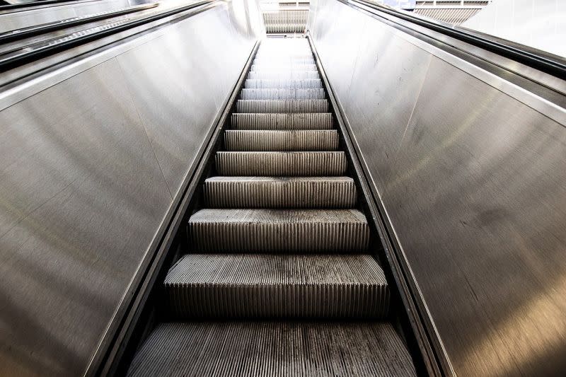 ▲針對手扶梯搭乘的相關討論，台北捷運公司早在2017年就開始改以「緊握扶手、站穩踏階」口號宣導。（示意圖／翻攝pixabay）
