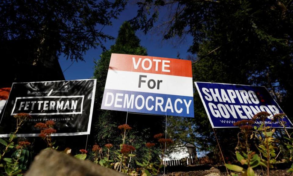 Des pancartes de campagne sont visibles lors des élections de mi-mandat, à Pittsburgh, en Pennsylvanie.