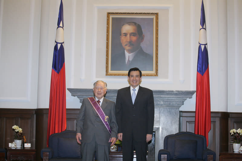 陳文寬在2014年回台在總統府親自領取紫色大綬（三等）景星勳章。（中央社資料照）