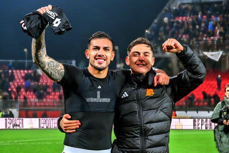 Paredes y Dybala, abrazados y contentos tras el triunfo de Roma sobre Monza, a algunos días de volver a incorporarse al seleccionado argentino.