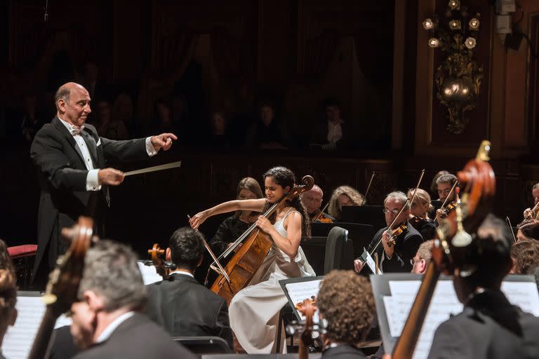 Orquesta Sinfónica de Jerusalén en concierto, en el marco de la temporada del Mozarteum argentino, con Danielle Akta, en chelo, como solista