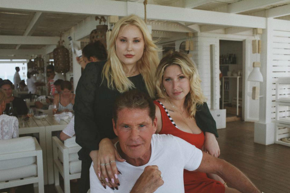 <p>Las dos hijas de David Hasselhoff, Taylor Ann, de 28 años, y Hayley, de 25, con las que Hayley ha hecho muy buenas migas, no se perdieron la ceremonia, a la que acudieron en un jet privado pilotado por su padre. Las jóvenes han compartido esta imagen desde Italia. (Foto: Instagram / <a rel="nofollow noopener" href="http://www.instagram.com/hhasselhoff/" target="_blank" data-ylk="slk:@hhasselhoff;elm:context_link;itc:0;sec:content-canvas" class="link ">@hhasselhoff</a>). </p>