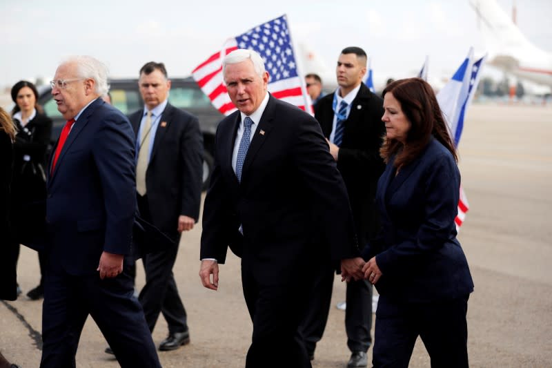 El embajador de los Estados Unidos en Israel, David Friedman, camina junto al vicepresidente de los Estados Unidos, Mike Pence, y su esposa Karen, después de que desembarcaron de un avión a su llegada al aeropuerto internacional Ben Gurion para asistir al Foro Mundial del Holocausto en el centro conmemorativo de Yad Vashem, cerca de Tel Aviv, Israel