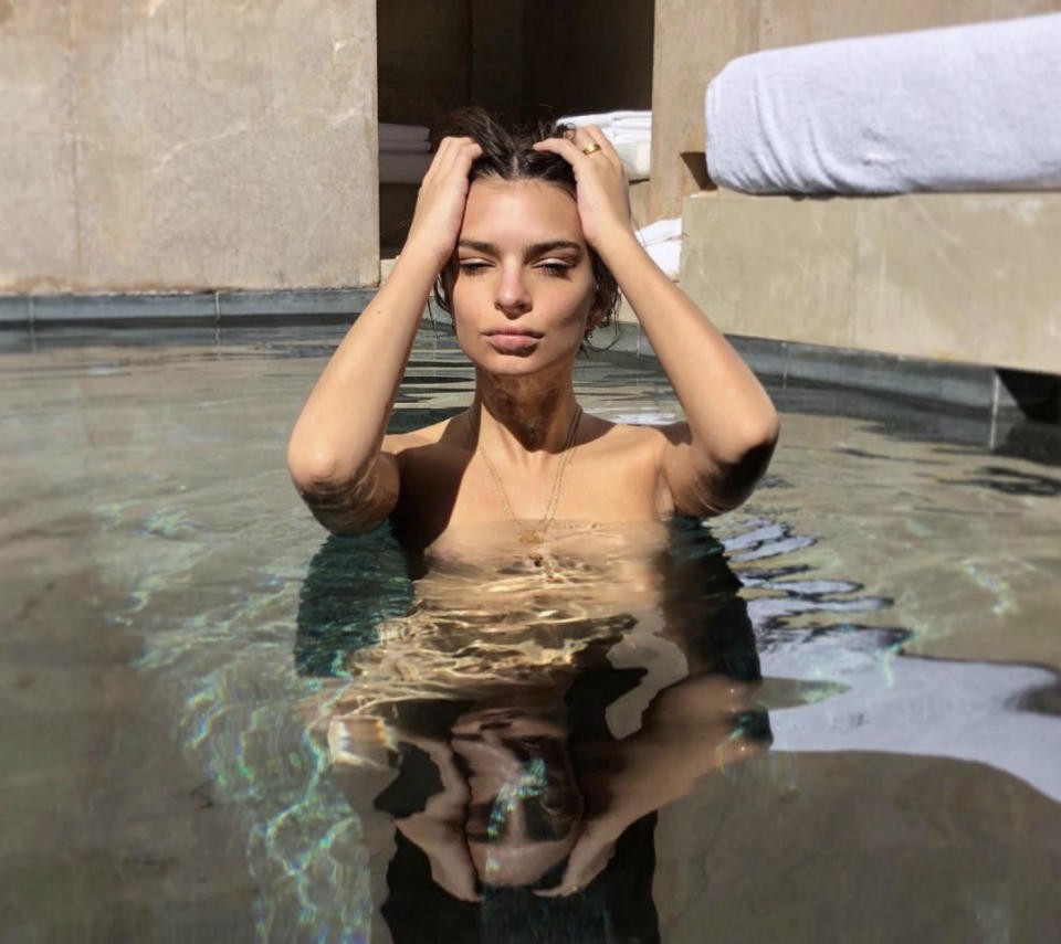 <p>Parece que Emily Ratajkowski está perdiendo puntos porque este año ya no ocupa la tercera posición, sino la séptima. (Foto: Instagram / <a rel="nofollow noopener" href="https://www.instagram.com/emrata/" target="_blank" data-ylk="slk:@emrata;elm:context_link;itc:0;sec:content-canvas" class="link ">@emrata</a>). </p>