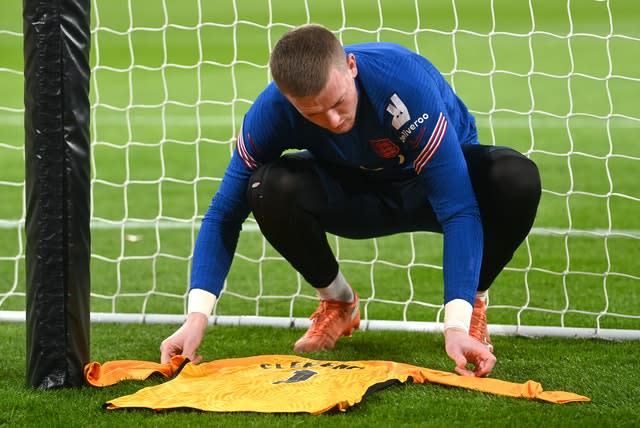 Jordan Pickford lays Ray Clemence's shirt behind the goal