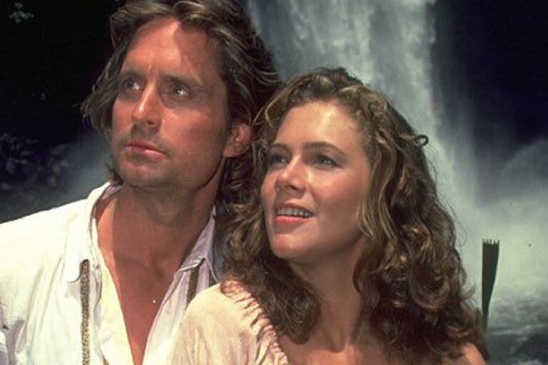 Kathleen Turner junto a Michael Dougas en En busca de la esmeralda perdida