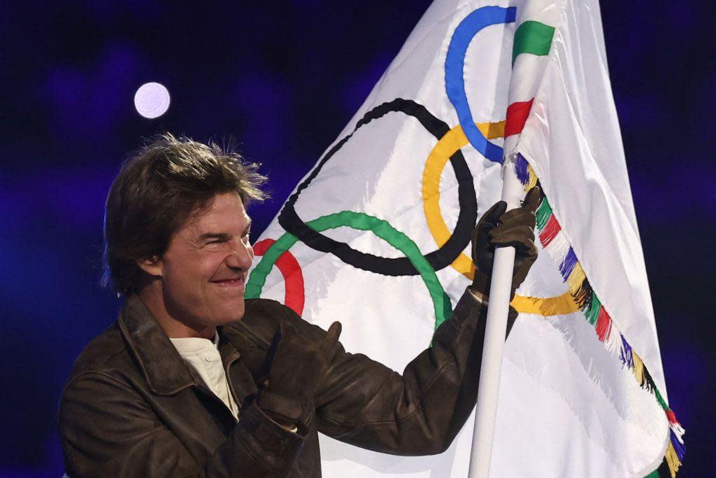 Tom Cruise con la bandera olímpica