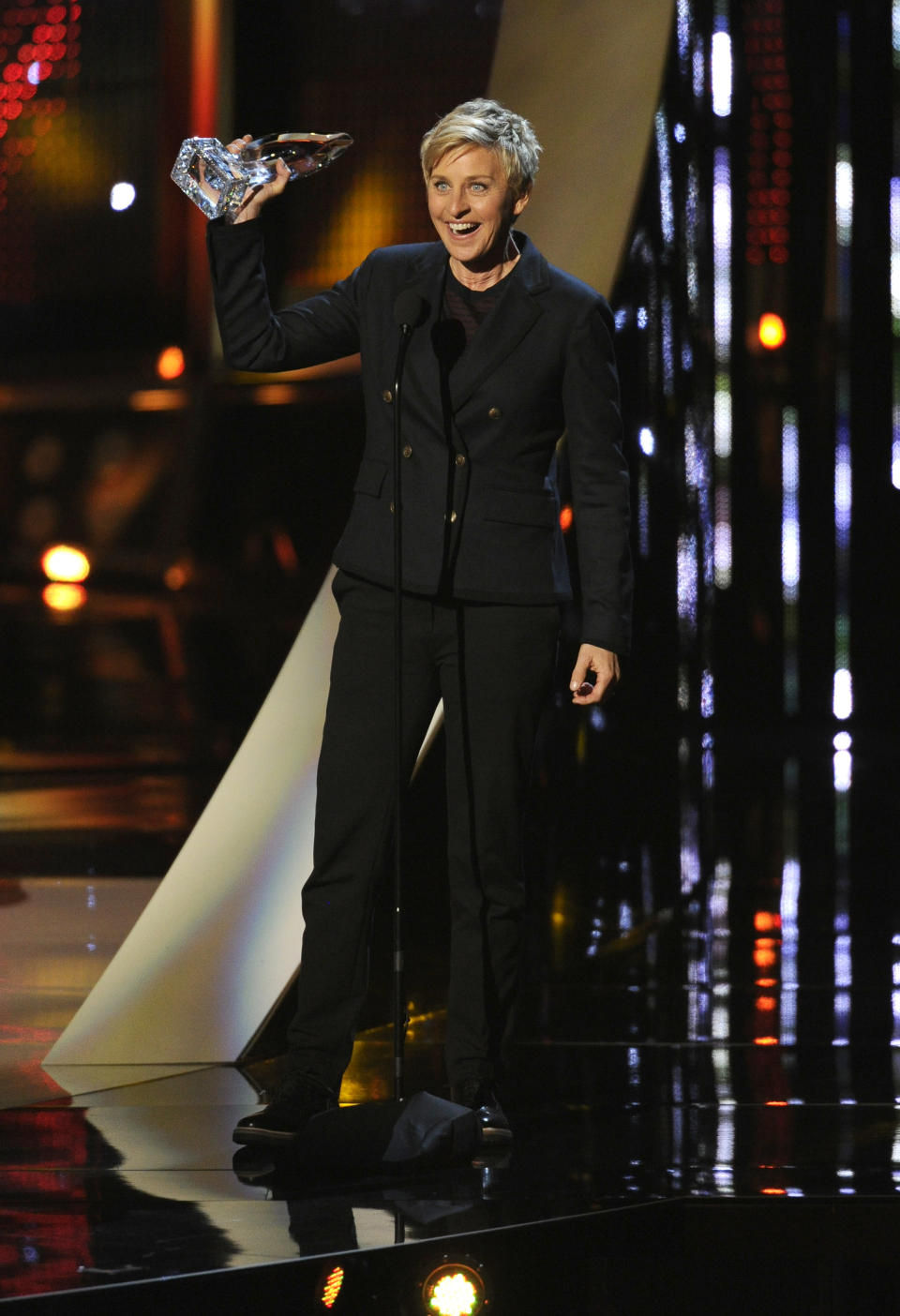 Ellen DeGeneres accepts the award for favorite daytime TV host at the 40th annual People's Choice Awards at the Nokia Theatre L.A. Live on Wednesday, Jan. 8, 2014, in Los Angeles. (Photo by Chris Pizzello/Invision/AP)