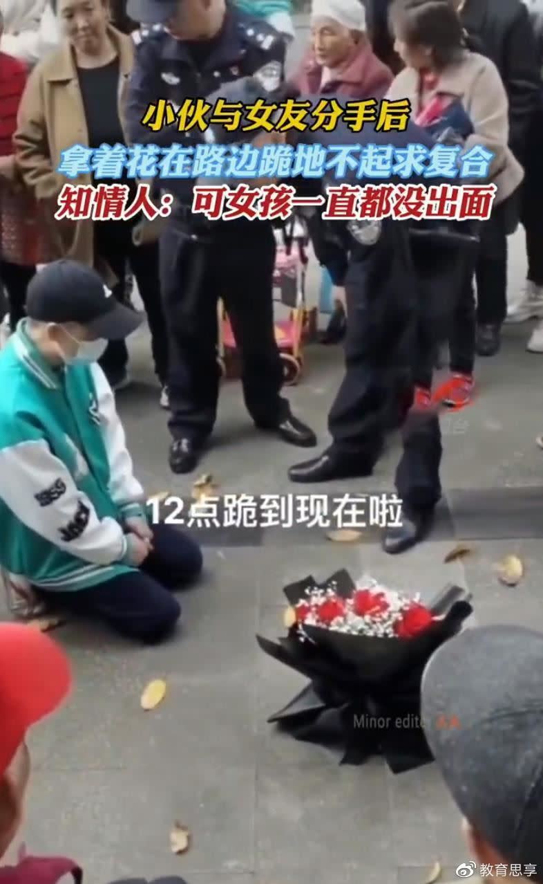 中國四川一名男子買花跪在前女友的公司門口。（圖／翻攝自新浪網）