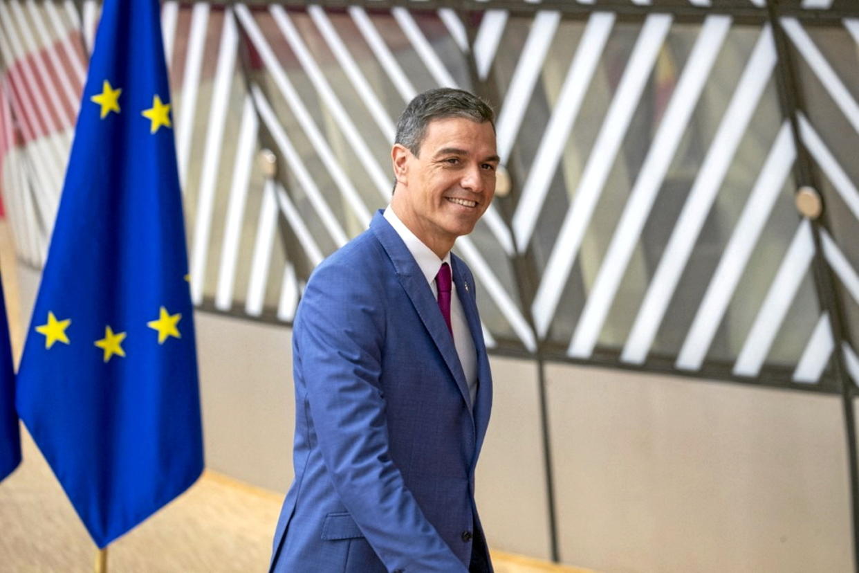 Pedro Sánchez accueil Charles Michel après avoir pris la présidence tournante de l'Union européenne.  - Credit:NICOLAS MAETERLINCK / BELGA MAG / Belga via AFP