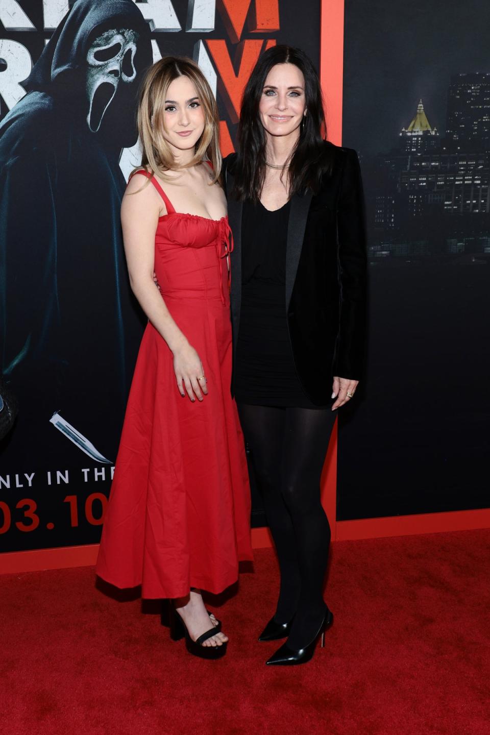 Courteney Cox happily posed with her teenage daughter on the red carpet (Getty Images)