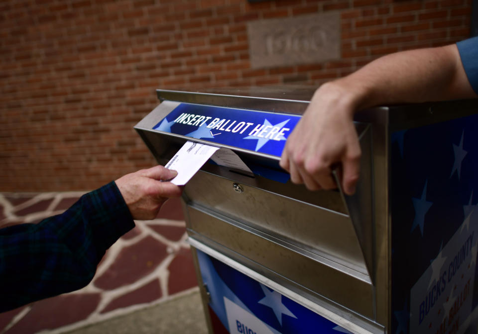 Durante las primarias, un votante deja su boleta en un buzón afuera del tribunal del condado de Bucks en Doylestown, Pensilvania, el 2 de junio de 2020. (Mark Makela/The New York Times)