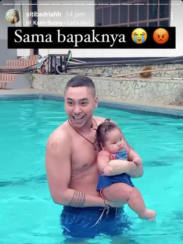 Momen Xarena anak Siti badriah dan Krisjiana Baharudin bermain di kolam renang. (Foto: Instagram Stories/sitibadriah)