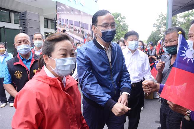 朱立倫在傅崐萁、徐榛蔚陪同與花蓮鄉親致意。（王志偉攝）