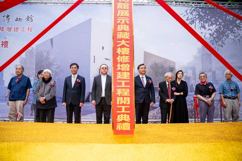 國家人權博物館白色恐怖景美紀念園區修增建工程動土儀式，左起張則周前輩、楊璧如夫人、人權館館長洪世芳、文化部長史哲、行政院政務委員羅秉成、蔡寬裕前輩及其家屬、陳中統理事長、吳俊宏前輩。（文化部提供）