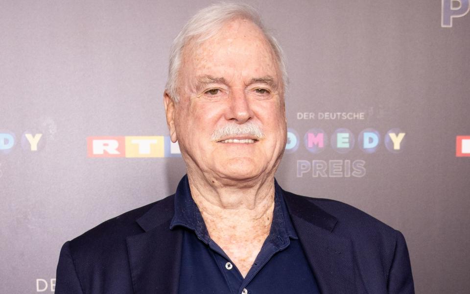 Er war Teil der legendären britischen Anarcho-Komiker Monty Python, erfand eine der besten TV-Comedys aller Zeiten ("Fawlty Towers"), war Star zahlreicher Kinokomödien ("Ein Fisch namens Wanda"): John Cleese denkt mit 83 - auch wenn eines seiner letzten Bühnenprogramme "Last Chance To See Me Before I Die" hieß - längst nicht ans Aufhören. (Bild: Joshua Sammer/Getty Images)