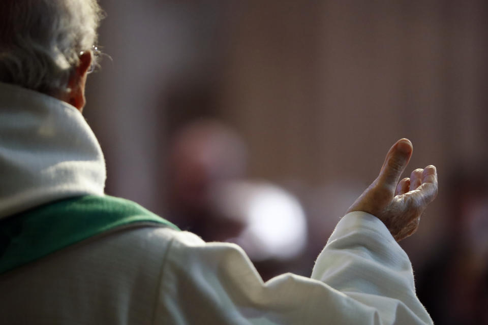 Don Giulio ha sido suspendido por la Diócesis y no puede celebrar públicamente los sacramentos. (Foto: Getty Images)