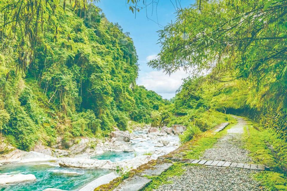 富源國家森林遊樂區規劃多條步道，蒂芬妮藍的溪水清澈美麗，令遊人驚豔。圖／《花蓮趣》