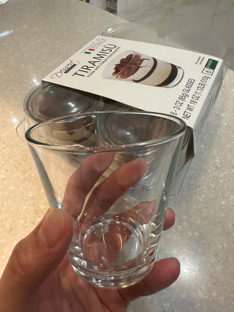 ▲原PO發現該款提拉米蘇的容器是玻璃杯。（圖／臉書社團《Costco好市多 商品經驗老實說》）