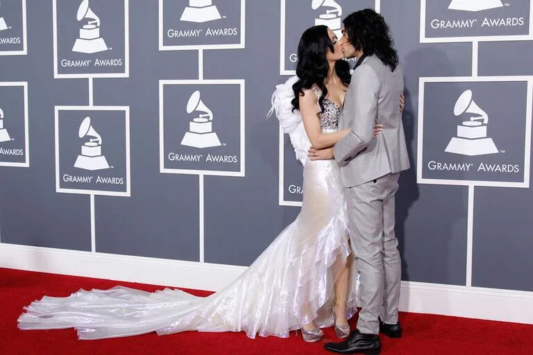 Katy Perry y su entonces esposo, el actor británico Russell Brand, en la alfombra roja de los Grammy