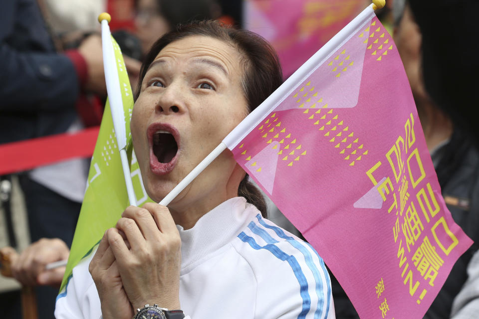 Una seguidora de la candidata presidencial de Taiwán, Tsai Ing-wen, festeja su victoria en Taipéi, Taiwán, el sábado 11 de enero de 2020. (AP Foto/Chiang Ying-ying)