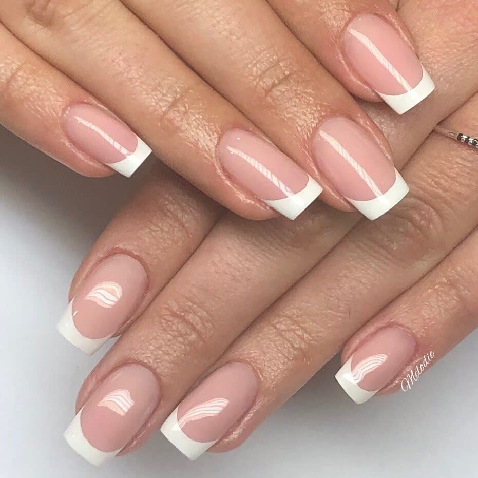 French manucure sur ongles carrés longs, épaisse, nude