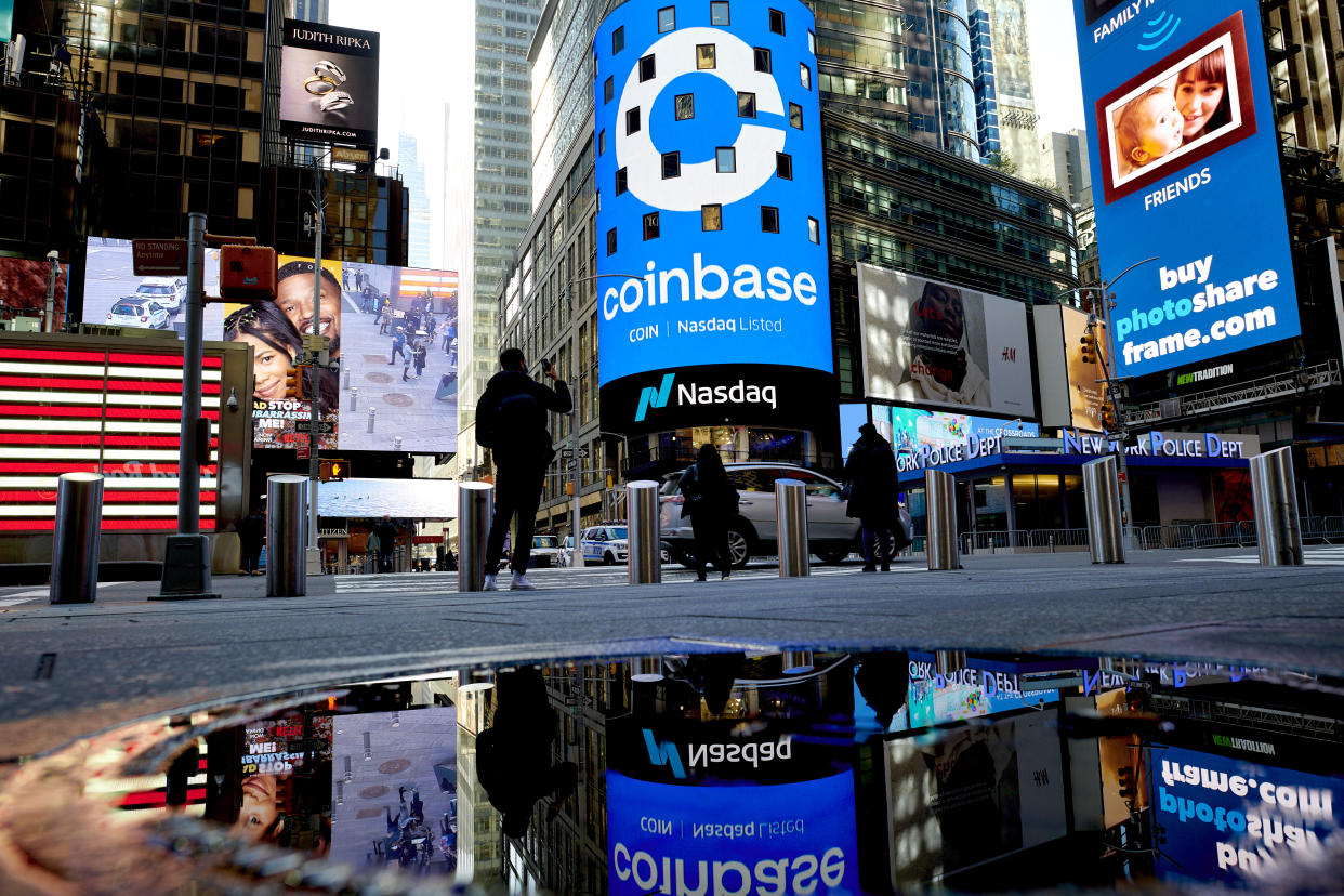 El logotipo de Coinbase se muestra en el edificio de Nasdaq MarketSite en Times Square, el 14 de abril de 2021. (Gabby Jones/The New York Times).