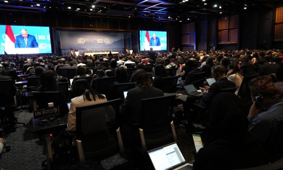 Los delegados escuchan a Sameh Shoukry, presidente de la cumbre climática Cop27, durante una sesión de apertura en la cumbre.