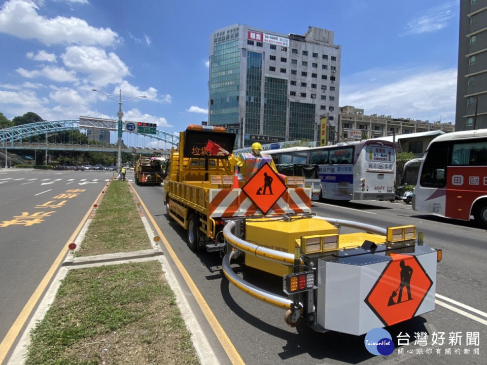 國內環保機關首例！ 中市添購緩撞工程車護清潔隊員