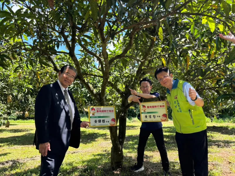 ▲黃偉哲也特別安排外賓，前往走馬瀨農場內的名人芒果園，富士宮市須藤秀忠市長、水上町茂木法治議員都開心地與自己認養的芒果樹合影。（圖／台南市政府提供）