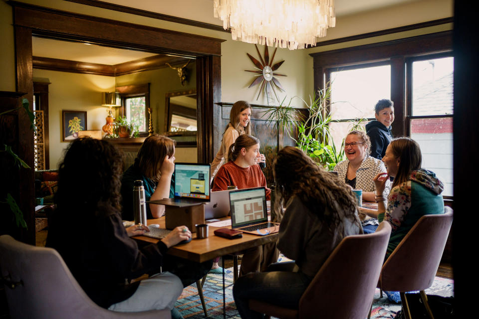 Women gather at a remote workspace in a rented home<span class="copyright">Amina Moreau—Radious.pro.</span>